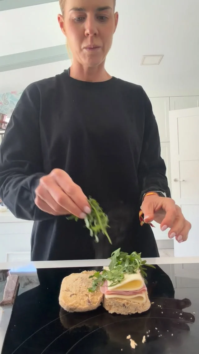 Idea de cena rica en proteínas y muy saludable. Ayer cuando llegué de entrenar, me hice esta merienda / cena. Está buenísimo y además llena bastante. Solo necesitáis - 1 huevo - 1 lata de caballa - una pizca de levadura...