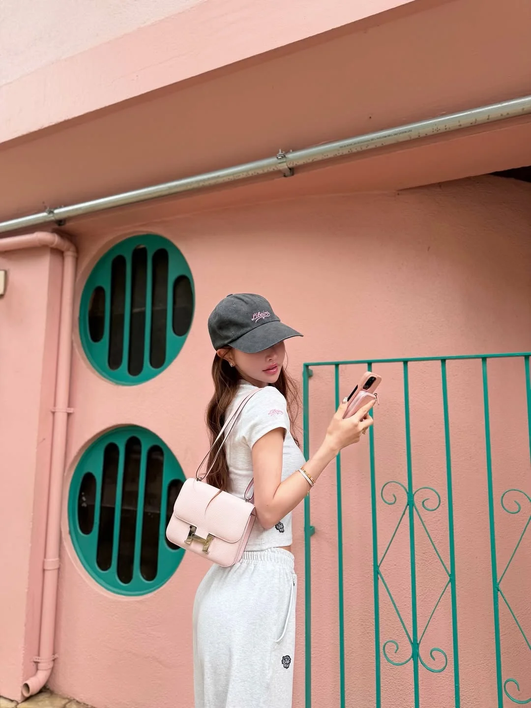 @libeiro_com コラボセットアップもう一色はGRAY ポイントでピンクの刺繍を 全体ピンクは着づらいなーって方は 小物でPINKを取り入れてみてください ちょうかわいい ポップアップ今から楽しみすぎる