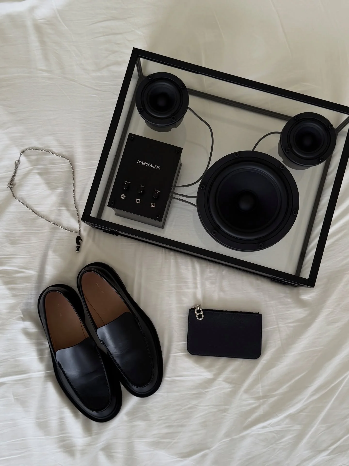 Surrounding myself with beautiful things—it’s the ultimate mood lifter. @transpa.rent @hermes @therow