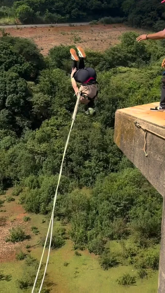 Ela vira mortal da ponte quem ai teria coragem!? . . . #explore #gym #treino #bungeejump #lifestyle