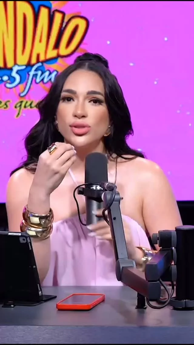 Gran debate.. debe una mujer no cortarse el pelo porque a su pareja le gusta el pelo largo? Debe una mujer acostarse con su chico aunque esté molesta con el ? Tu cuerpo y tu vida le pertenece a tu pareja? Entiendo que t...