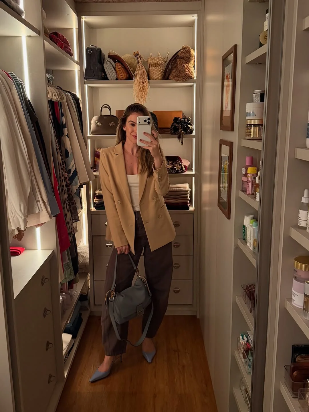 Últimos looks e um hiperfoco no scarpin azul e na regata marrom ‍♀️