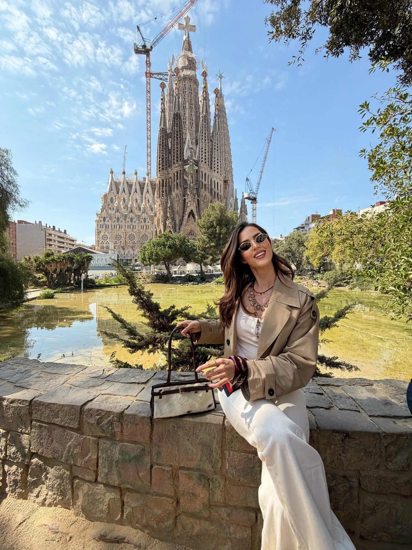 turističke iz Barcelone Obišle smo Sagradu – plan je da se napokon završi oko 2026., više od 140 godina nakon početka gradnje Prošetale smo i Parkom Güell – prepoznatljiv je po šarenim mozaicima napravljenim od razbijen...