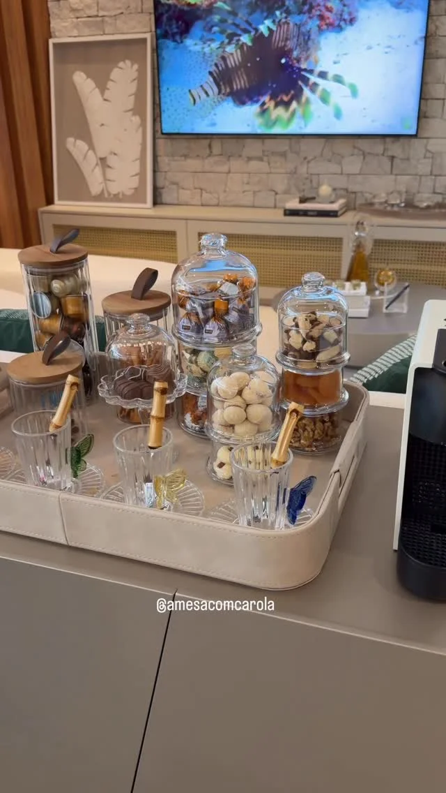 Minha bandeja do cantinho do café agora no aparador. Vocês gostaram? ☕️ @carollahome_ para receber o link comenta “ eu quero”.