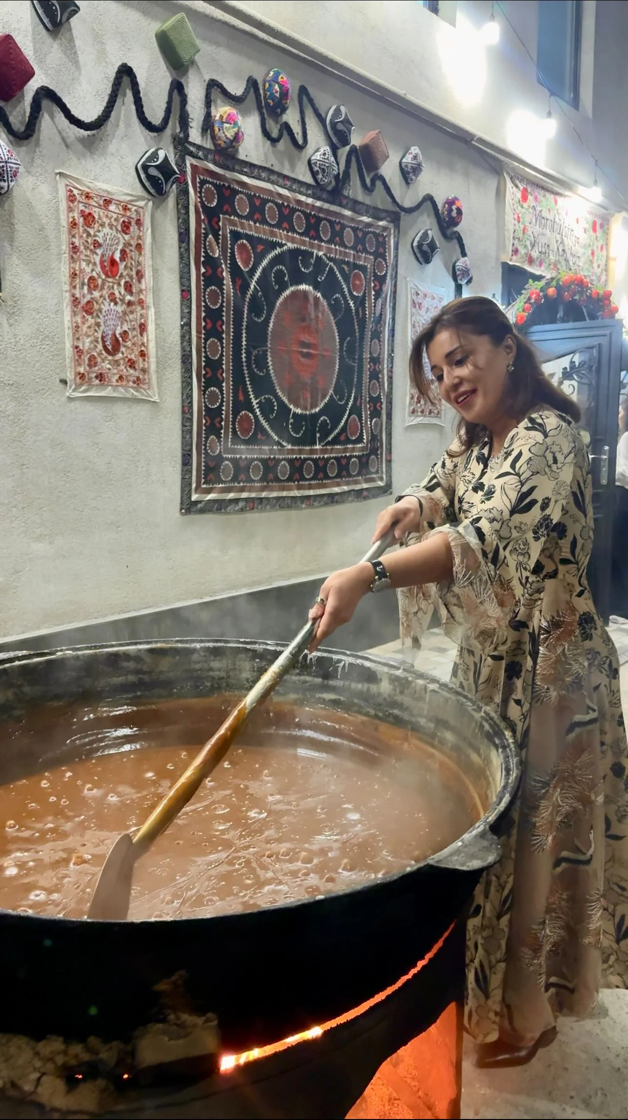 Болалигимдан уйда сумалак қилинадиган пайтларни жуда яхши кўраман… Сумалак мен учун шунчаки одат эмас, бу Наврўз, янги бошланиш, ҳамма нарса яна ўсиб, янгиланадиган вақт. Уйда яқинлар, оила, танишлар ва ҳамма ҳаммани яқ...