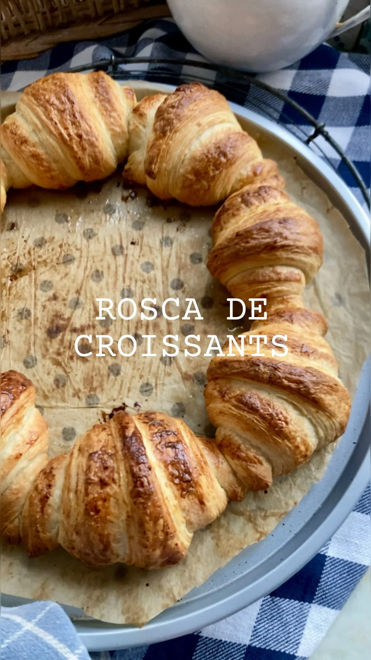 Una Rosca de croissant !! Para variar un poco y porque me encantan! El relleno o decoración lo dejo a tu criterio . AMASIJO o MASA 300 g de Harina mitad 000 y mitad 0000 6 g de Sal 25 g de Azúcar 70 a 80 ml / g de leche...