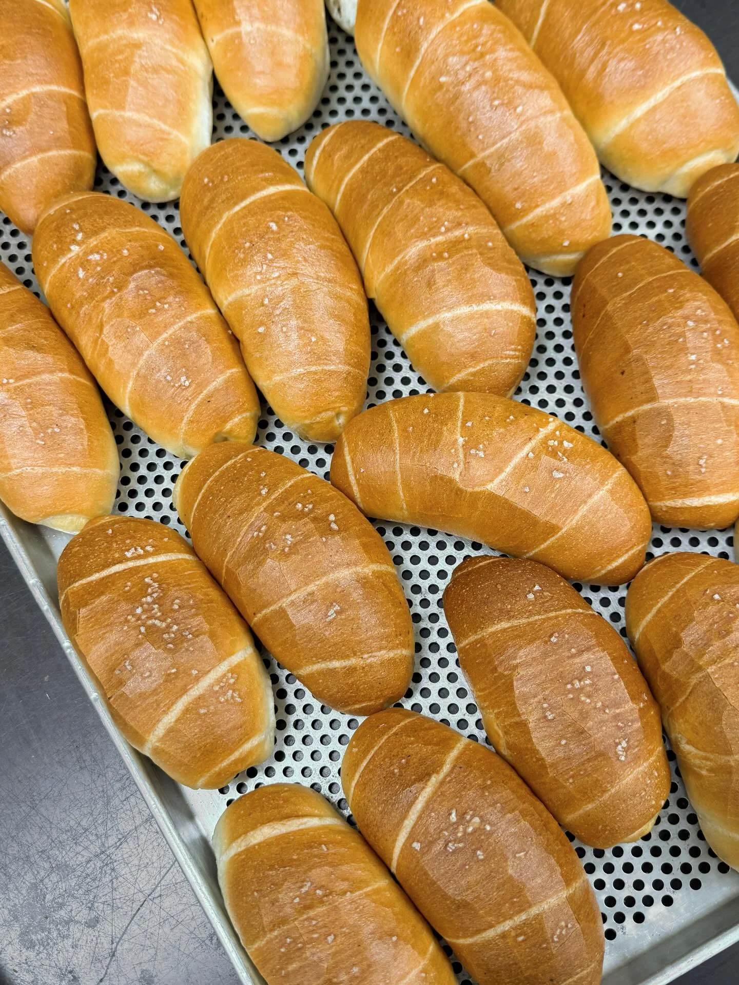 내가 만들어서 구운 소금빵 식으면서 겉부분엔 크랙이 생겨 바삭해지고, 속에는 고소한 버터 동굴이 생기는소금빵! 역시 저는 담백한 빵을 구울 때 제일 행복해요 #내가구운빵이제일맛있어 #소금빵