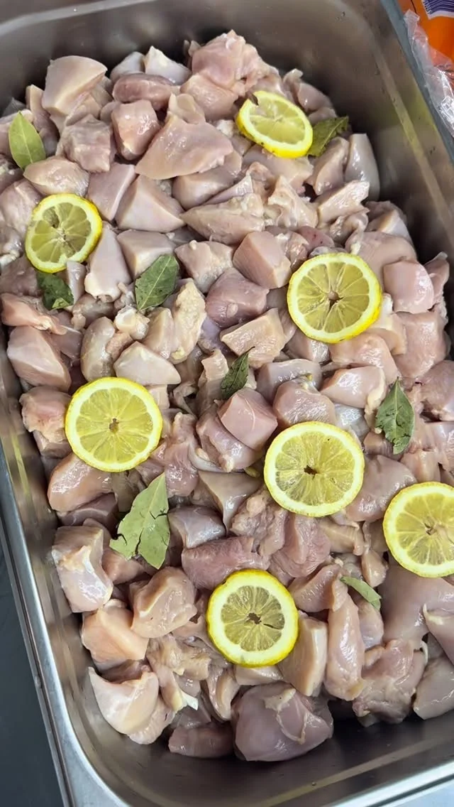 لبنان رح يرجع هيدي الوجبات عم توصل للناس المحتاجة ومتاكدين من وضعها، وبفضل تبرعاتكن نستمر، للتبرع عالرقم 70548830