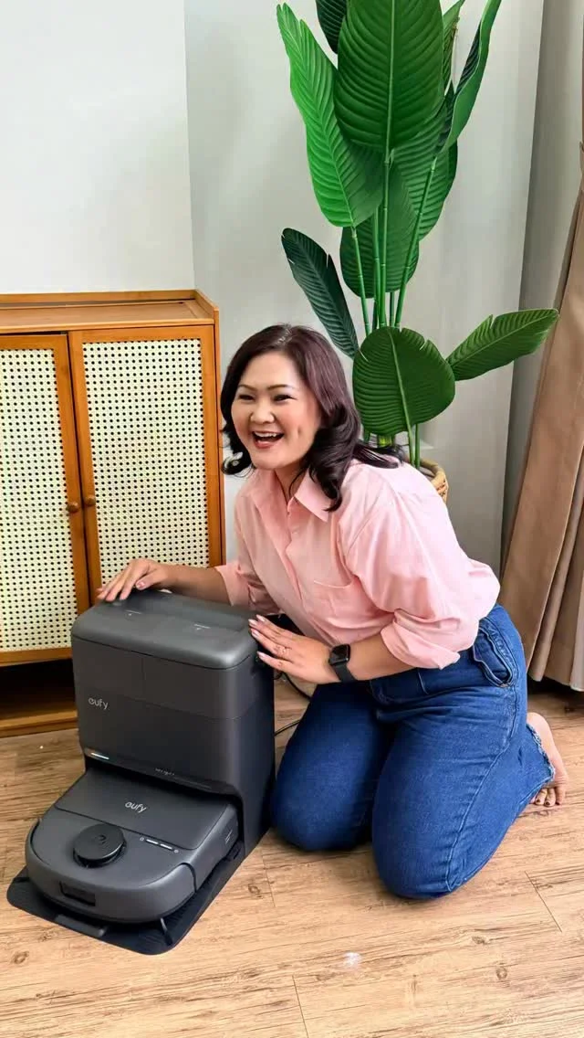 Yang ada anak kecil + anabul di rumah kalian wajib punya ini! Aku lagi pakai eufy Omni C28 dan ini beneran ngebantu banget! ✨ @eufyindonesia Sekali jalan langsung bersih karena ada HydroJet Self-Clean Roller Mop — pelny...