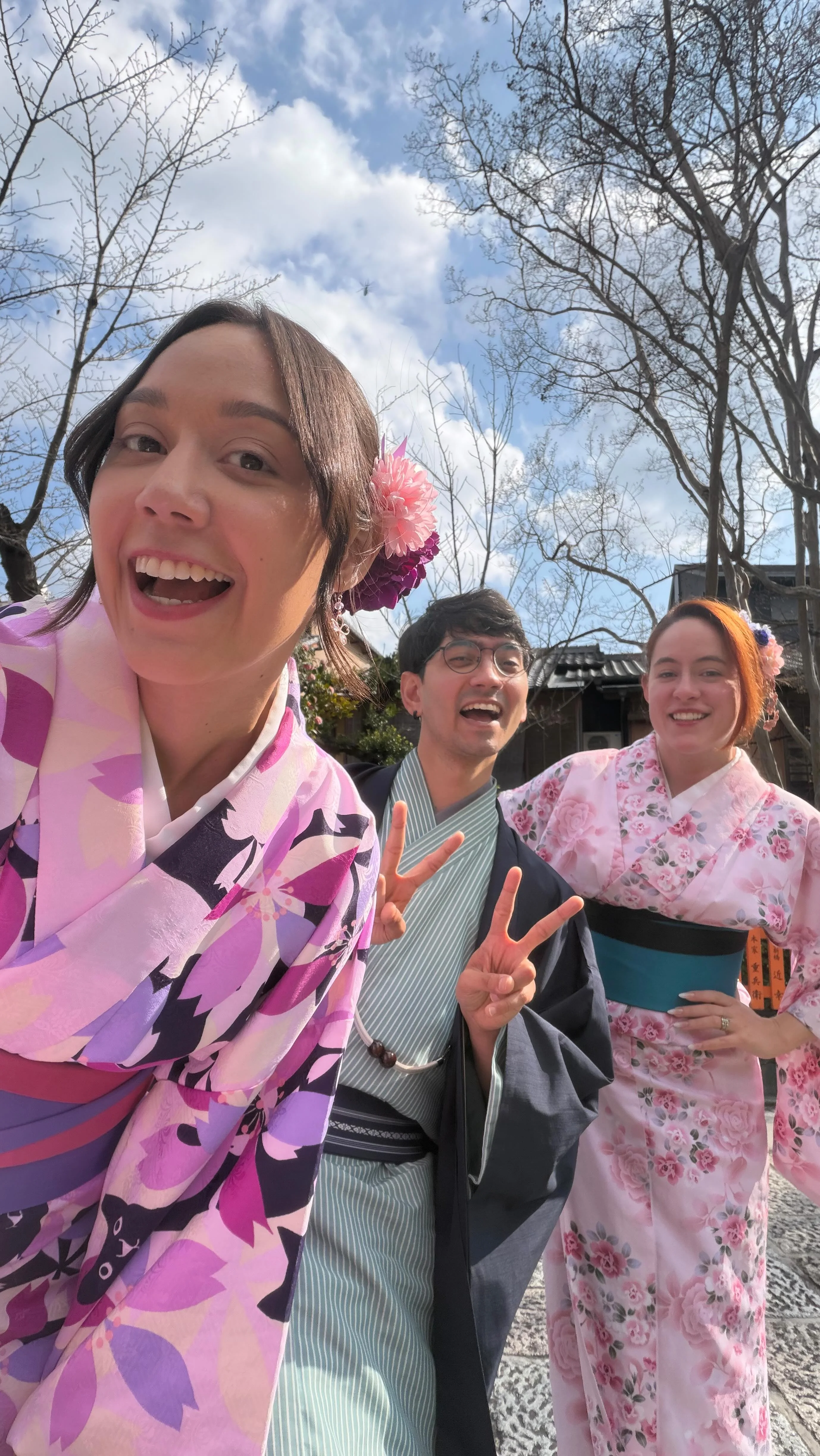 A gente virou amigo com 15 anos de idade quando começamos a estudar japonês na mesma escola, lá em Fortaleza/Ceará A gente na época tinha o sonho de conhecer o Japão e isso nos aproximou! Hoje, o Guil mora no Japão e Ma...